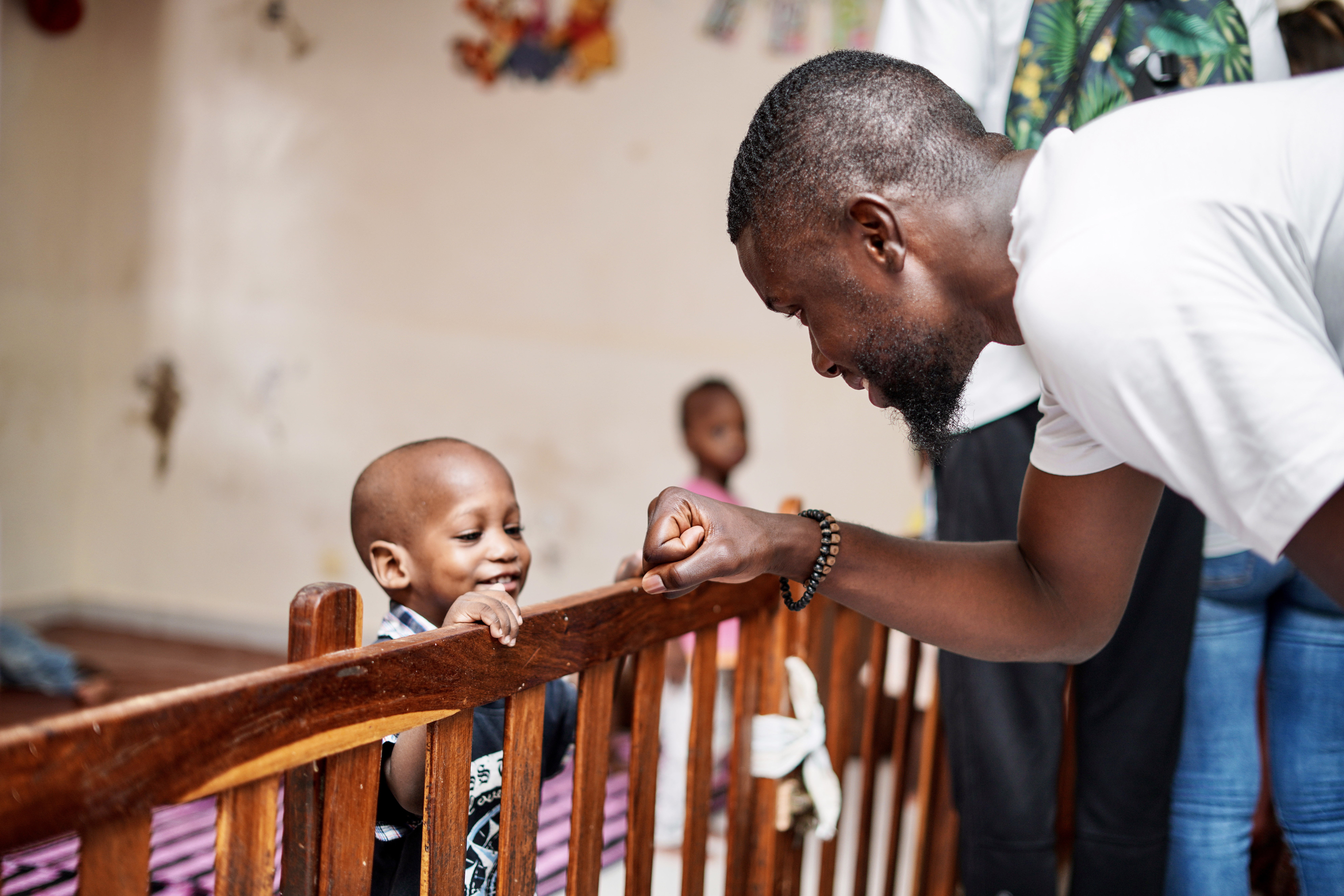 Homme avec enfants se touchant les mains